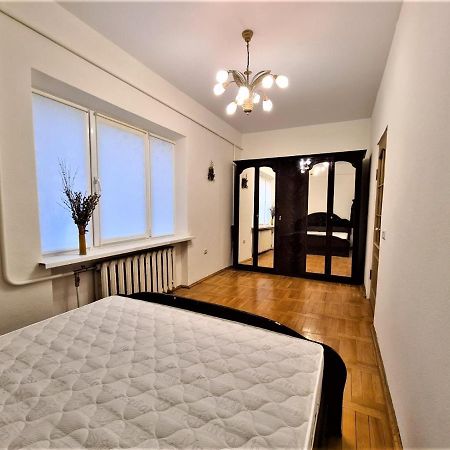 82-Avenue Apartment Tjernivtsi Exteriör bild