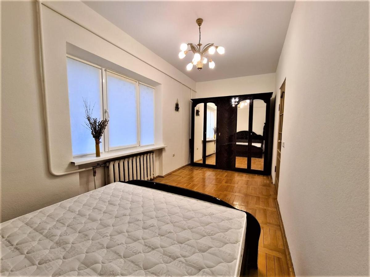 82-Avenue Apartment Tjernivtsi Exteriör bild